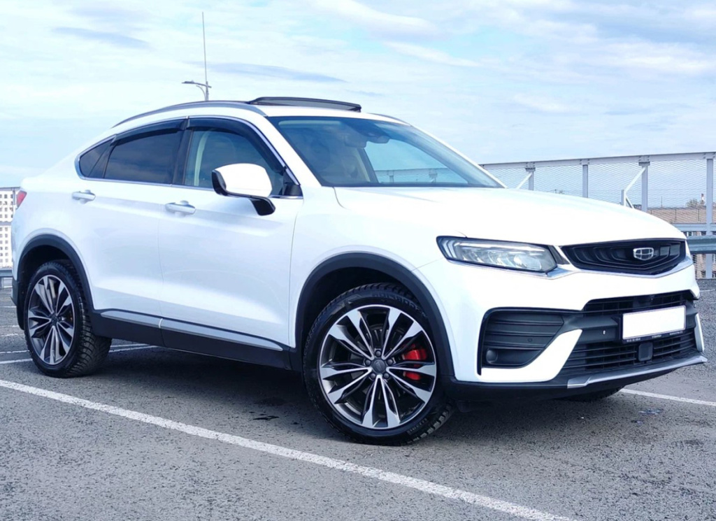 Дизайн Джили Тугела Geely Tugella в белом кузове
