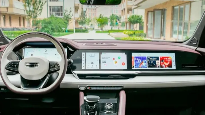 Настройка “вежливого света” и другие опции мультимедийной системы Geely