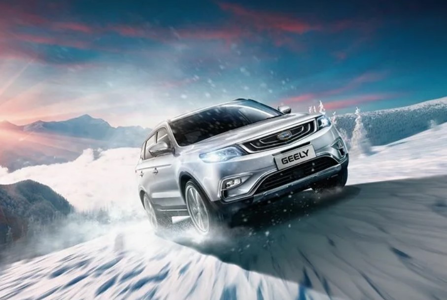 Geely Atlas с активной HAC не уходит в занос при подъеме в гору Geely Atlas на подъеме