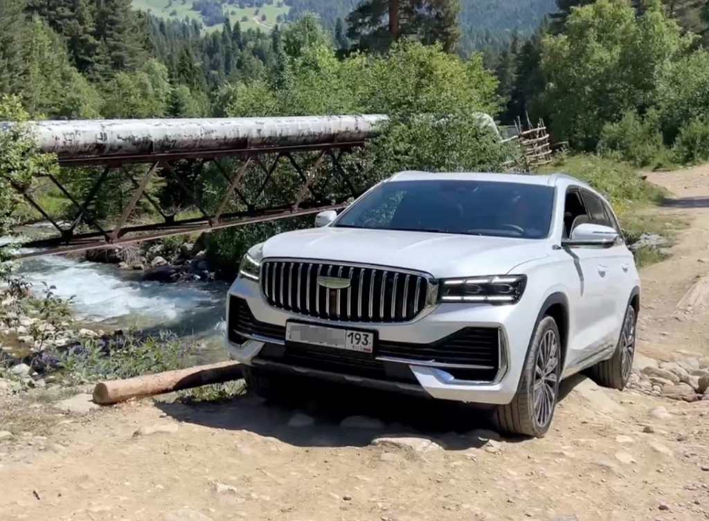 Подъем в гору на Джили Монжаро Geely Monjaro на бездорожье