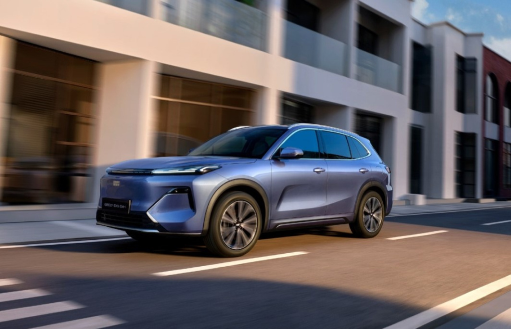 Geely EX5 EM-i в городе