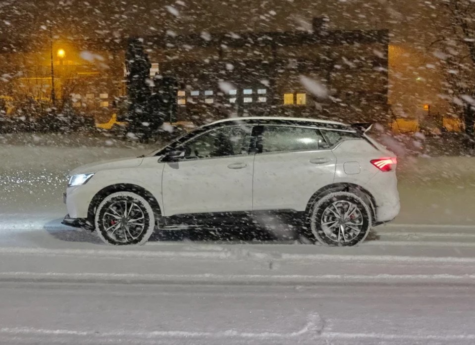 Geely Coolray в снегопад