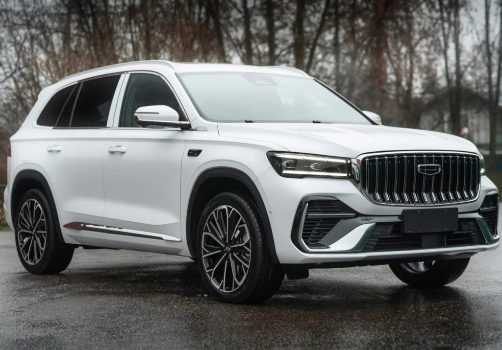 Дизайн Джили Монжаро Geely Monjaro в белом кузове